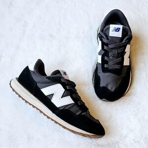 New Balance tennis shoes